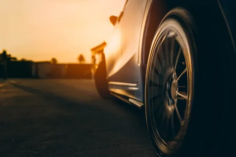 Auto auf Straße mit Fokus auf den Reifen